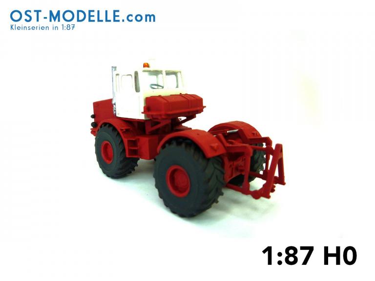 Traktor Kirovets K700 rot weiss mit Motorverkleidung